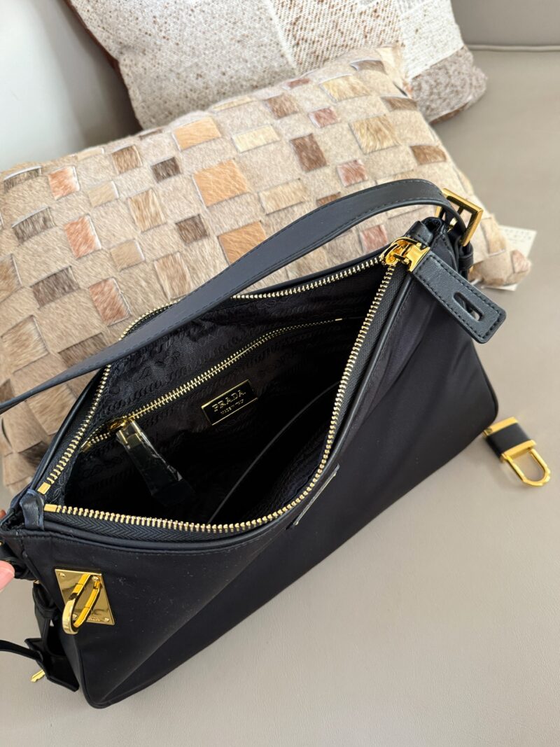 9174051ba9.jpg 290 boxes
size:40*20cm
??? Recommended PRADA aimee
Prada has released a new model again
This underarm nylon cowhide handbag is also quite good!
The designer's inspiration is starting to shine again!
Lightweight nylon material paired with calf...