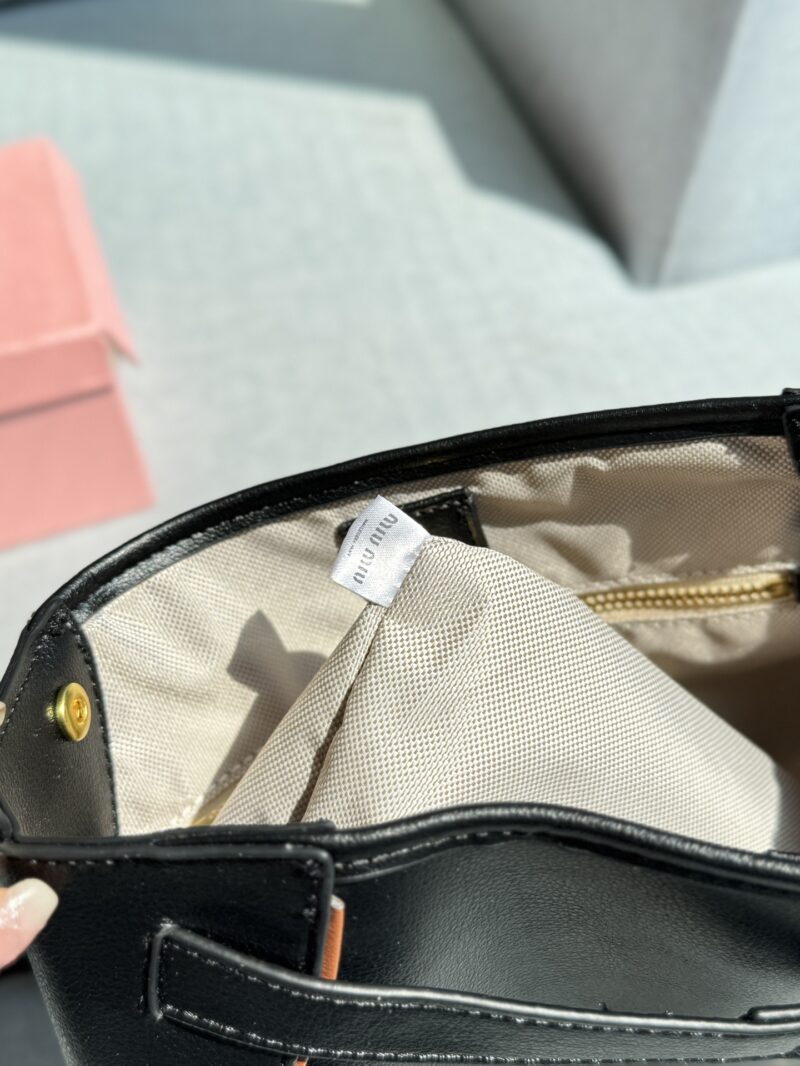 9176c0e5bd.jpg 235 Heaven and Earth Cover
size:31×31
MIU MIU Riveted Underarm Bag Used Bag
Miu Miu turquoise hobo armpit bag
Miu should only exist in the sky | Ethnic style Miu Miu medieval bag
MiuMiu ethnic style armpit bag
First encounter
The kind that must be...