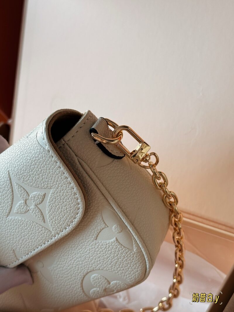 918511e397.jpg 195 full set of packaging
size:23*12cm
L's new Ivy embossed model
New cream white LvIvy armpit bag
Very suitable for light toned summer clothes
Configure chains and crossbody straps
Complete packaging ??