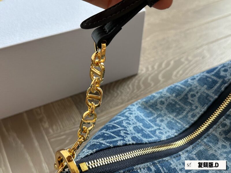 918f5a3cad.jpg ¥ 245 replica original fabric
CD lunch box packaging is the king of cost-effectiveness in the CD market
Hobo star Chain Handbag Series
Upgraded lunch box bag, practical design, equipped with adjustable long shoulder straps, greatly enhancing practic...