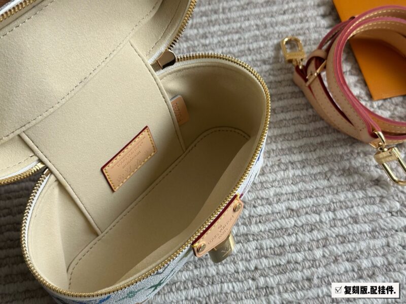 9193f309eb.jpg ¥ 260 new white tri color replica box
L's new makeup bag is really beautiful! It's very compact and exquisite, with just the right width to fit far ahead. Even a bigger phone should be fine, it's perfect for spring and summer! Old flowers look great...