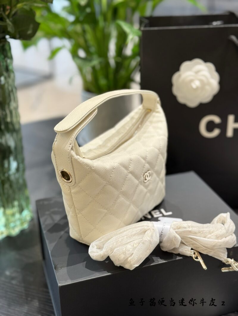 9195fd14b6.jpg Bento bag p250
Chanel Chanel 25C Carefully Selected
The whole internet knows that 25 has indirectly adjusted the price. Although this cute lunch box bag belongs to small leather goods, the price allows me to climb Chanel again. It is also a popular b...