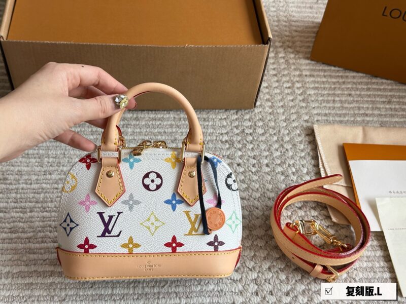 919d2d144d.jpg 230 color changing leather box
Size: 20 * 4cm (small)
L Home Alma Shell Bag
Introverted! Deep and profound! flavoursome!
This versatile classic handbag
Still highly favored by modern people!