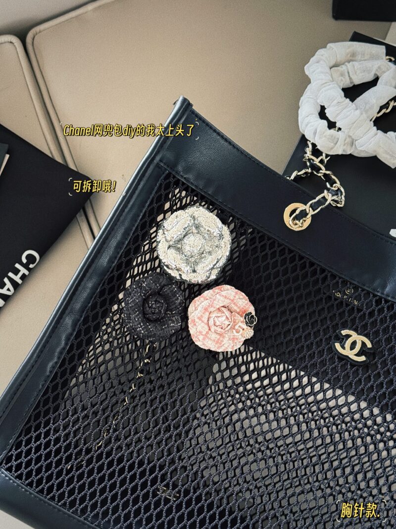 91b049d0e8.jpg 220 230 (brooch) with box
size:41*23cm
Xiaoxiangjia 25S fishing net bag
You can DIY it perfectly with the brooch!
It's too fragrant to love
There is also a small card bag inside, which can hold some change cards~
Hahaha, this is also perfect for su...