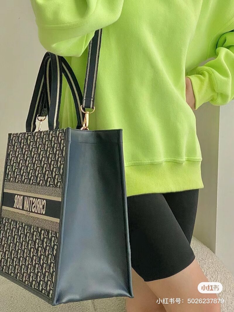 Early spring shoulder strap tote