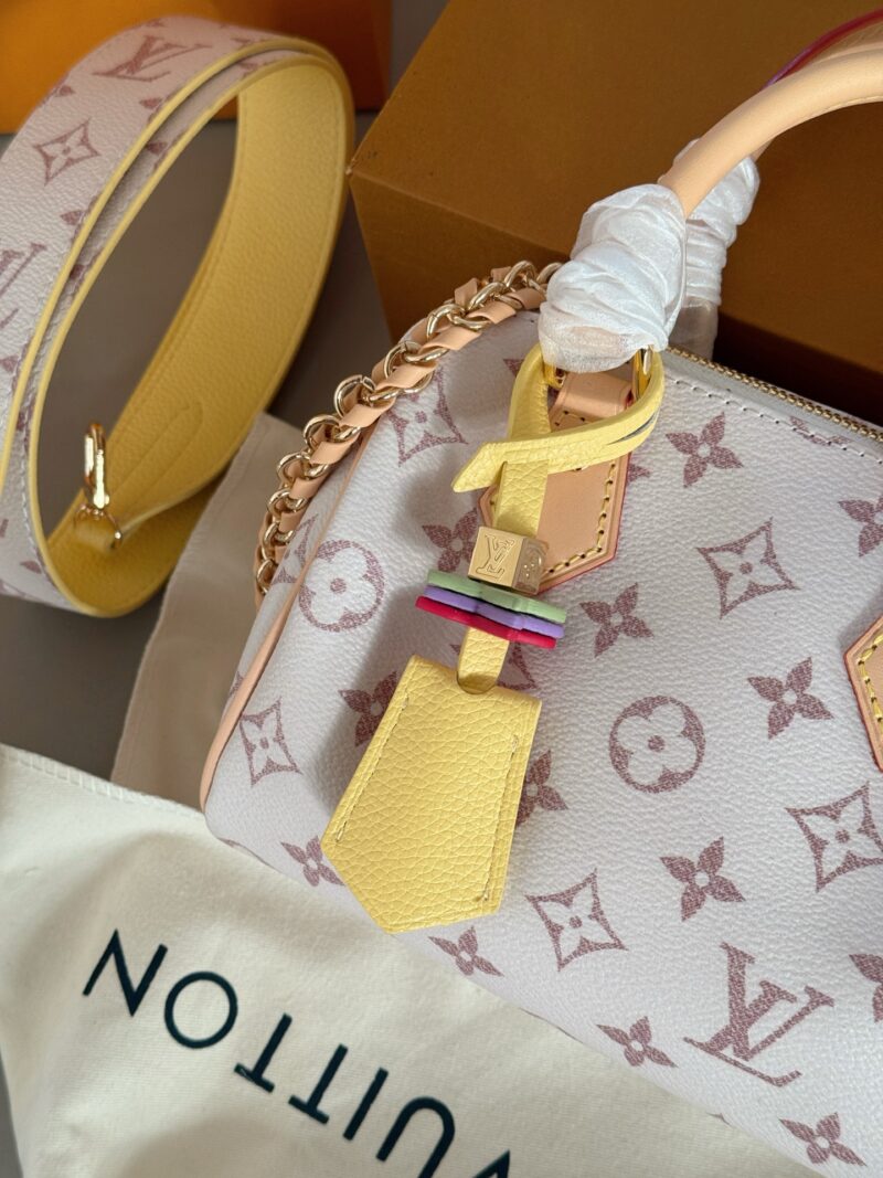 91c94041f4.jpg 275 boxes
size:18*12cm
L's speed 18 Qixi New Style
A cute little one, suitable for wearing a dress in summer
Match various small accessories into your favorite bag,
Plus the pink and tender sand dune color scheme, who doesn't love it!