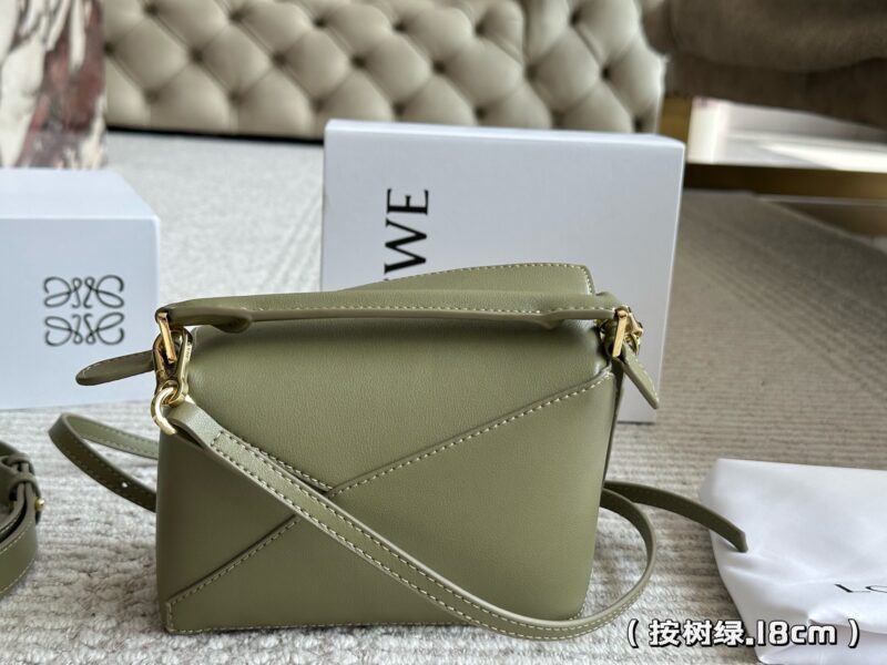 91d55c964b.jpg 235 260 box
Size: 18 * 11cm (small size)
24 * 15cm (large size)
Loewe Geometry Package Puzzle
A very textured color,
Grey blue Puzzle Edge is very advanced!
?? Cowhide quality!
Completely hold on!