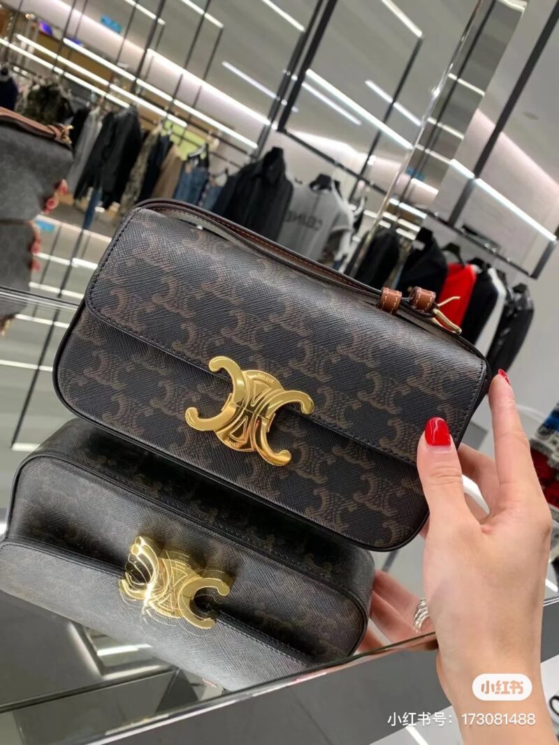 91da1f74e8.jpg Celine Arc de Triomphe Underarm Bag | Upper Body Picture
The long delayed upper body image is here+
To be honest, it's truly fragrant+
This is just for the sake of observation. When it comes to the small body, the capacity is actually quite large
Bas...