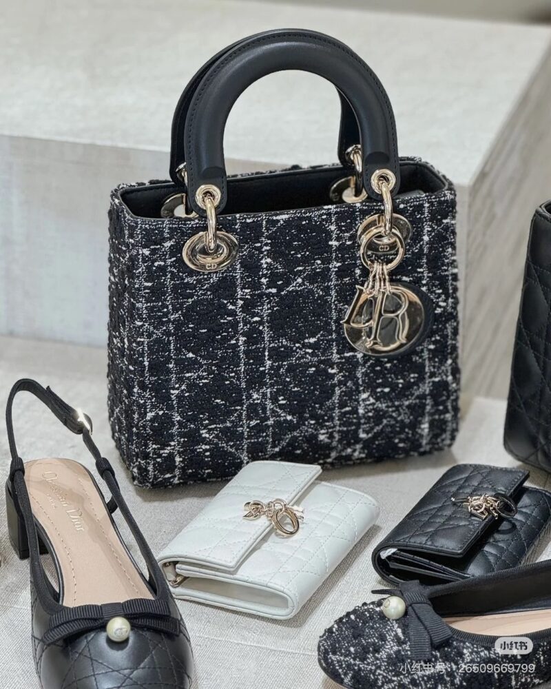 [Lady Dior]。 Coarse black cloth paired with leather. [Lady Dior]. Realistic photo of rough black cloth paired with leather
Triple Queen's Shoulder Strap