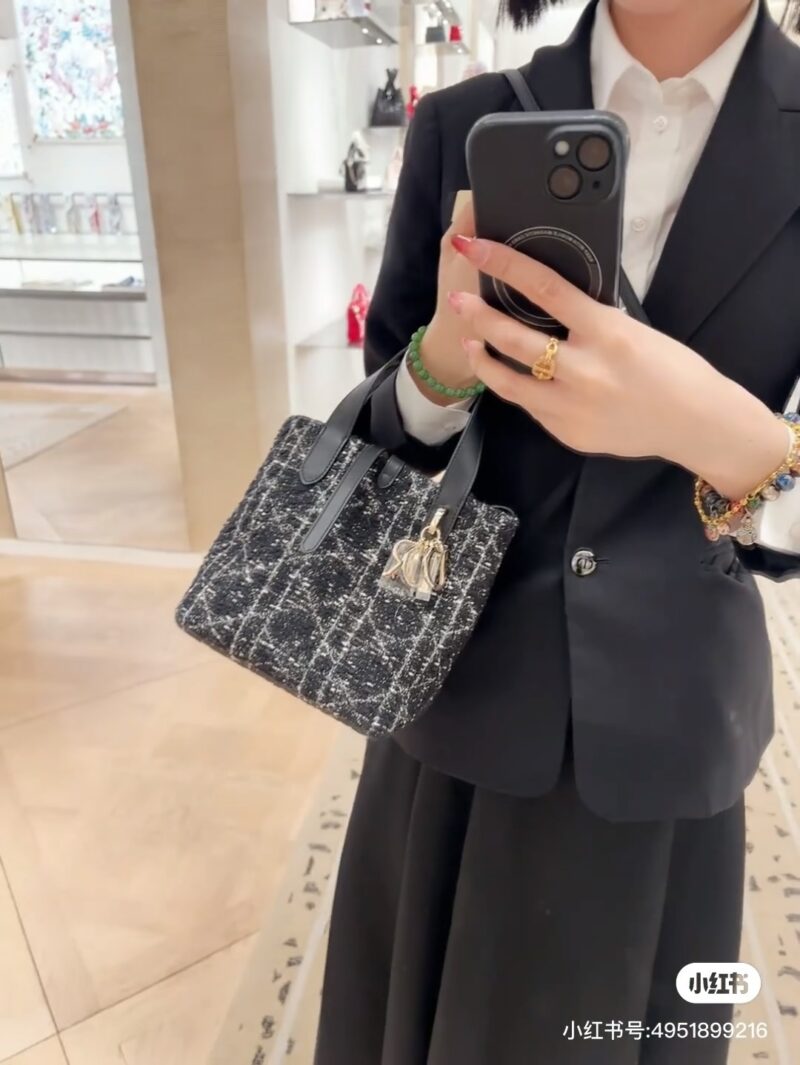 Dior Fragrant Hairy Indigenous Bag Small
Full of high-end feeling