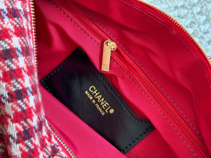 Box pairing
Chanel 24N Jennie Same Style
24N Chanel is quite impressive
I used to love this red small shoulder bag very much when I read lookbook before. I was lucky enough to get it on the first day of its launch. It weighs very light and is very re...