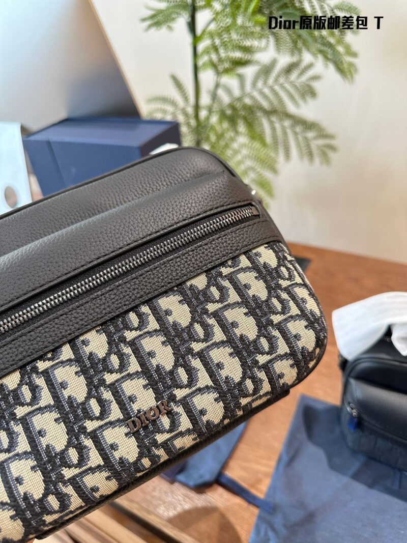 Dior Men's Postman Bag P270
Original embroidered fabric with top layer calf leather
The new season of men's clothing has officially been launched!
The simple and low-key color scheme, combined with high-end and comfortable materials, and exquisite It...