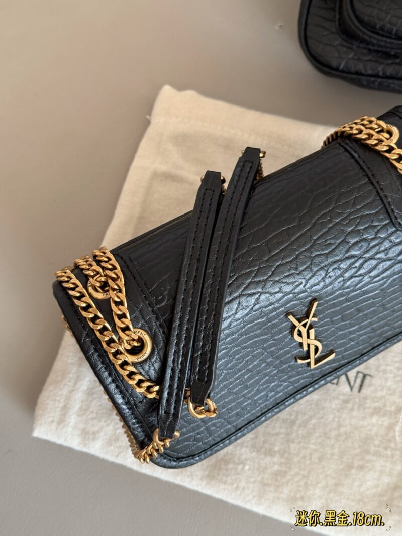 923ea5391f.jpg 220 without box
size:18*12cm
The long-awaited
Mini magic wand niki finally arrived
High order version Nikki
YSL Nikki leather material has a soft and sticky texture ??
Small body, large capacity. Two phones can be placed anywhere
Highly recomme...