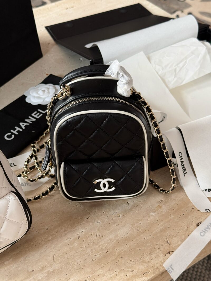 924a3309bc.jpg 295/sheepskin box
size:13*18cm
Xiaoxiangjia 25P new backpack
This season's stir fried chicken with cute little shoulders
My new bag!
CHANEL 25p black and white border panda color
25P all black sheepskin small book bag is cool!