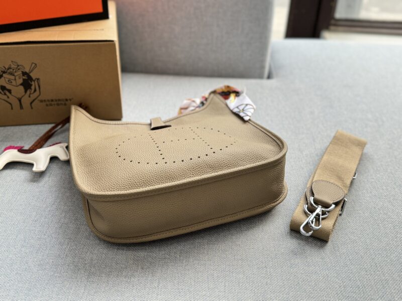 260 Complete Gift Box Set
size：29×30
Hermes Evelyne 29 III bag, Evelyne bag, single shoulder crossbody bag
Retro elegance and a sense of luxury
Moderately sized with a touching capacity
Both casual and formal attire can be easily controlled