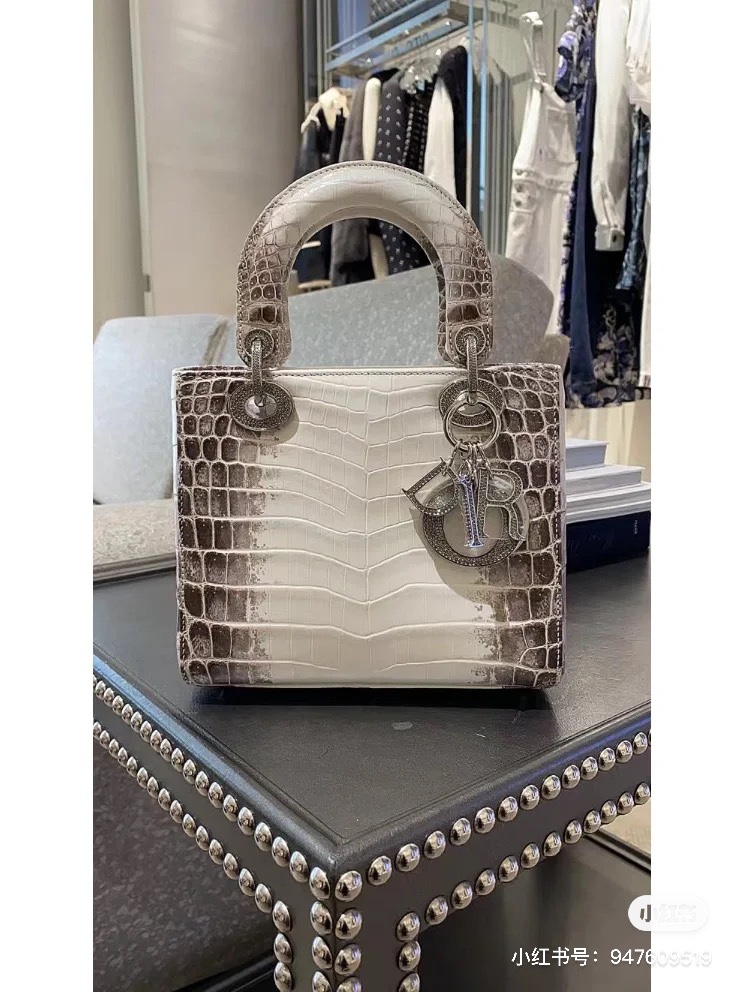 Dior King Himalaya Diamond Buckle Mini Queen
The actual product is really beautiful and high-end, with a coffee colored matte crocodile texture. If you can't capture its beauty in a photo, it will be a very versatile bag
Dior already has a Christmas ...