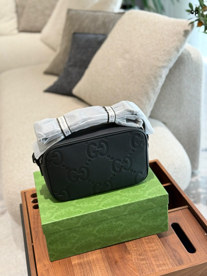 Gucci Leather Embossed Camera Bag P255
JUMBO GG Medium Postman Bag AABY7 1000, Gucci's enduring design incorporates a series of natural colors, presenting new iterations season after season. For Cruise 2024, black enriches the latest leather product ...