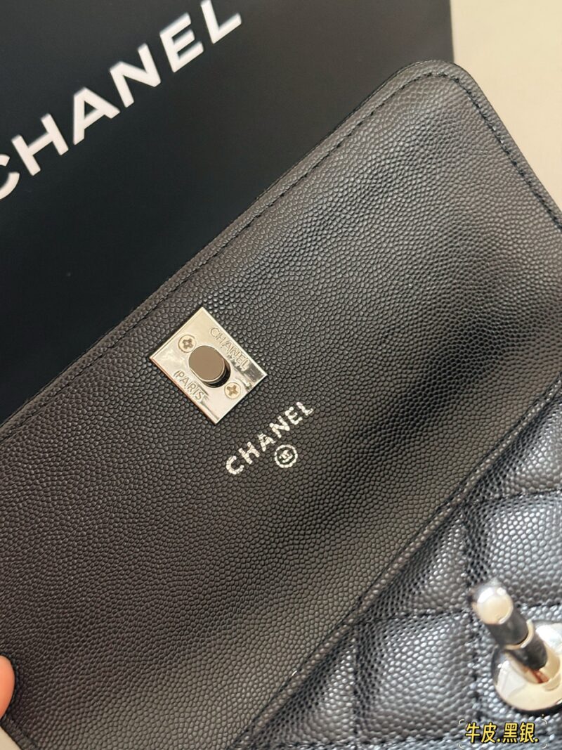 290 box cowhide
size：19*11cm
Xiaoxiangjia 25P Organ Pack
I found this hidden organ bag
Silver color scheme is my favorite
The capacity can be slung over the armpit and carried by hand