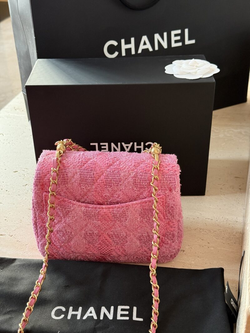 9282bb9ad3.jpg 240 boxes
size:17*13cm
Xiaoxiang's woolen pearl CF
Madam, Madam is so beautiful
A bag so beautiful in my heart
Woolen weaving is perfect for summer!
The appearance is too high!