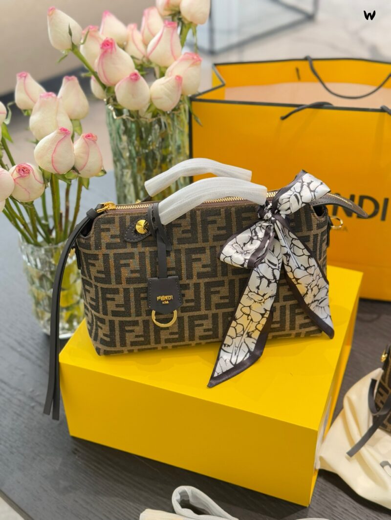 Fendi new pillow bag p230p245
Using the ultra soft Cuoio Romano is really easy and easy to carry! Each season has different designs, bringing us endless surprises and showcasing our unique charm. This handbag is truly both fashionable and practical! ...