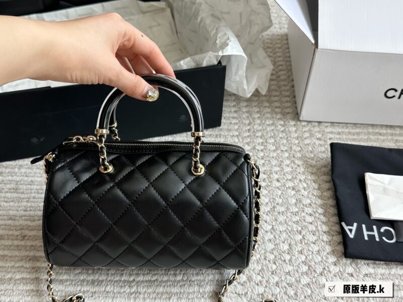 Chanel Boston P275
Chanel 25P Bowling Bag Elegant Beauty
#The bag is not duplicated, Chanel black with white border Boston 25P bowling ball 6 Boston! Carrying a crossbody, both phones can fit in! Still comfortable and durable, the market is very obvi...