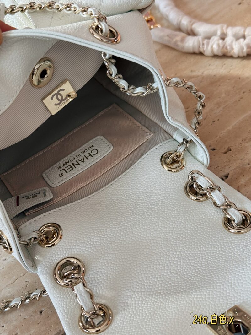 9295cf9204.jpg 290 boxes
size:18*19cm
Xiaoxiang Home Duma 24V Backpack
Take Snow White home with a heartbeat
Cute love
The cutest backpack of the season
? Single shoulder ? Double shoulder ? Handheld