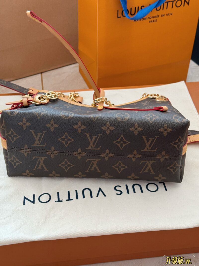 92a248ffdb.jpg 235 box upgrade version w
size:26*17cm
L's Carryall BB has finally arrived
Package body with sliding metal chain
More exquisite!
Small girls are blessed with easy matching of various clothing styles!