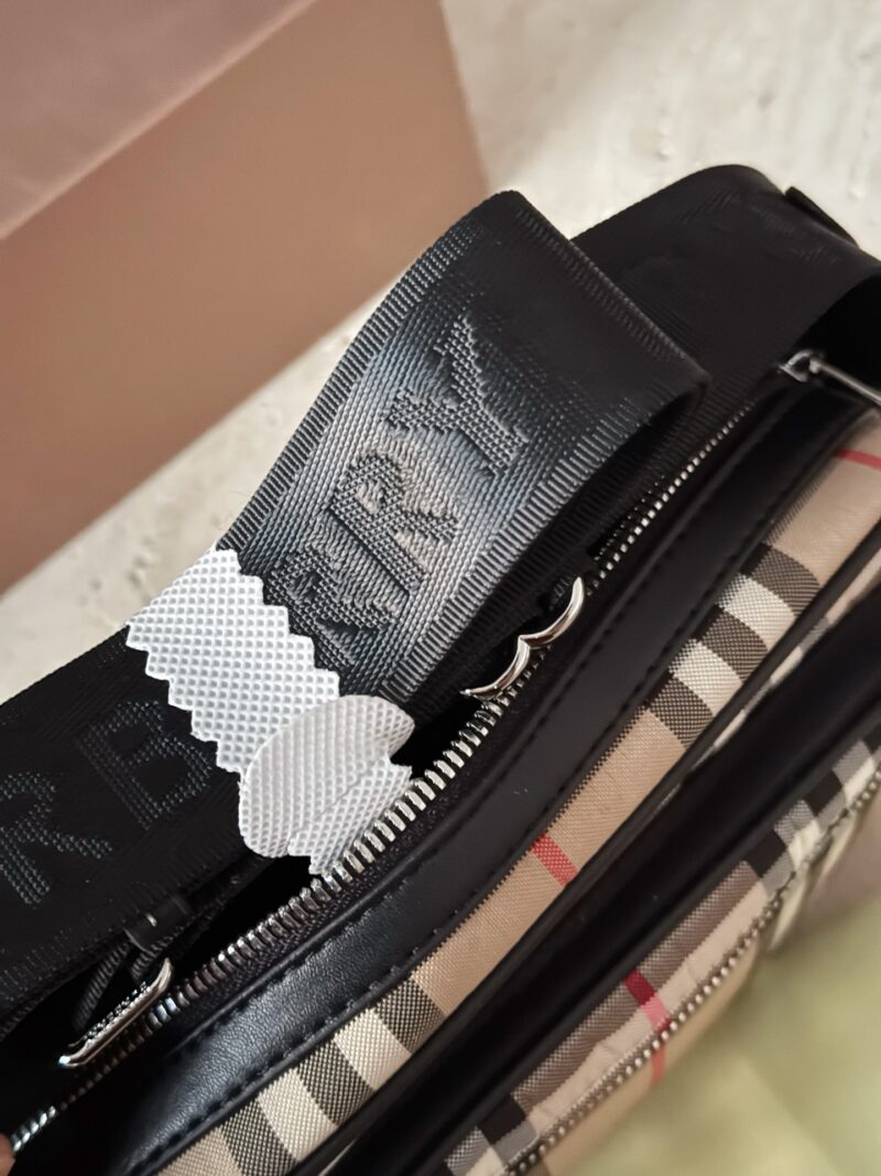 92acd2c769.jpg 190 pairs folding gift box
Size: 22 * 15cm
Bur Classic Grid Camera Bag
Traveling and working from home is very convenient!
One that my boyfriend really likes!
This is a product that can be used by children, boyfriends, girlfriends, uncles, and aunties!