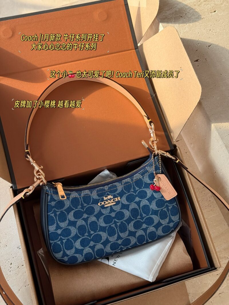 92b0a49b29.jpg 230 box upgrade version
size:24*13*7cm
C's Teri armpit bag, fragrant but not delicate
Underarm bag design ceiling!
Equipped with 2 shoulder straps,
Both shoulder and crossbody are acceptable!
level of appearance
Search Coach Coach Underarm Bag