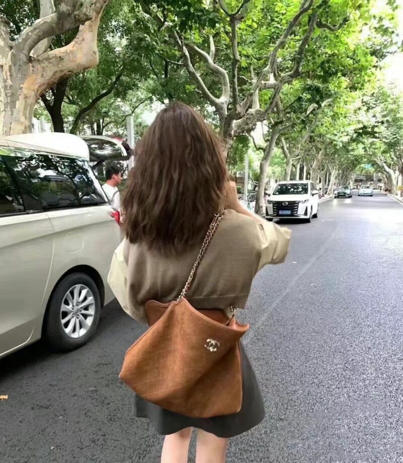 92b93ae3f8.jpg CHANEL understands too well, madam, right
I can think that this CHANEL suede hobo is really suitable for daily carrying
And the big bag is very easy to use. I really like this kind of big bag that can be packed when going out
Let me see who doesn't l...