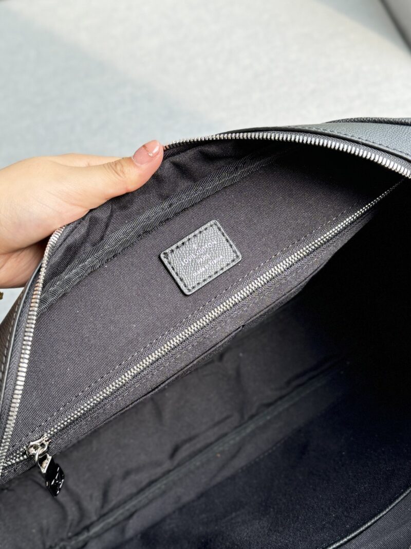 92bdfa21c4.jpg Cowhide 340
size:39×29
LV PORTE-DOCUMENTS Commuter Bag, Office Document Bag, Computer Bag, Single Shoulder Crossbody Bag
Can be carried diagonally or by hand
The capacity is also very large, it can hold files and computers
Black versatile, classic...