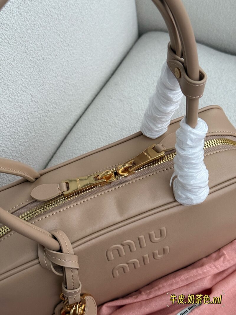 290 box cowhide (upgraded version)
Size: 28.5 * 4cm (large)
The new miumiu handbag has such a stunning appearance!
Bowling/briefcase/beau series
Small lock hardware accessories, shiny and shiny!
The sweetness of the bag is just right!
It's hard not t...