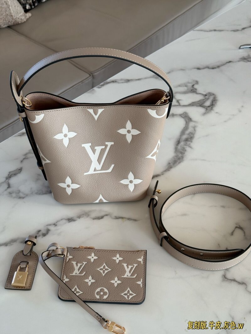 92d678bfba.jpg 410 head layer cowhide box
size:18*16cm
ALL IN BB Cowhide Heavy Attack
Who wouldn't be confused after reading this!
I didn't expect to like it more and more as I watched it
All in BB's stunning beauty
25ss bucket bag