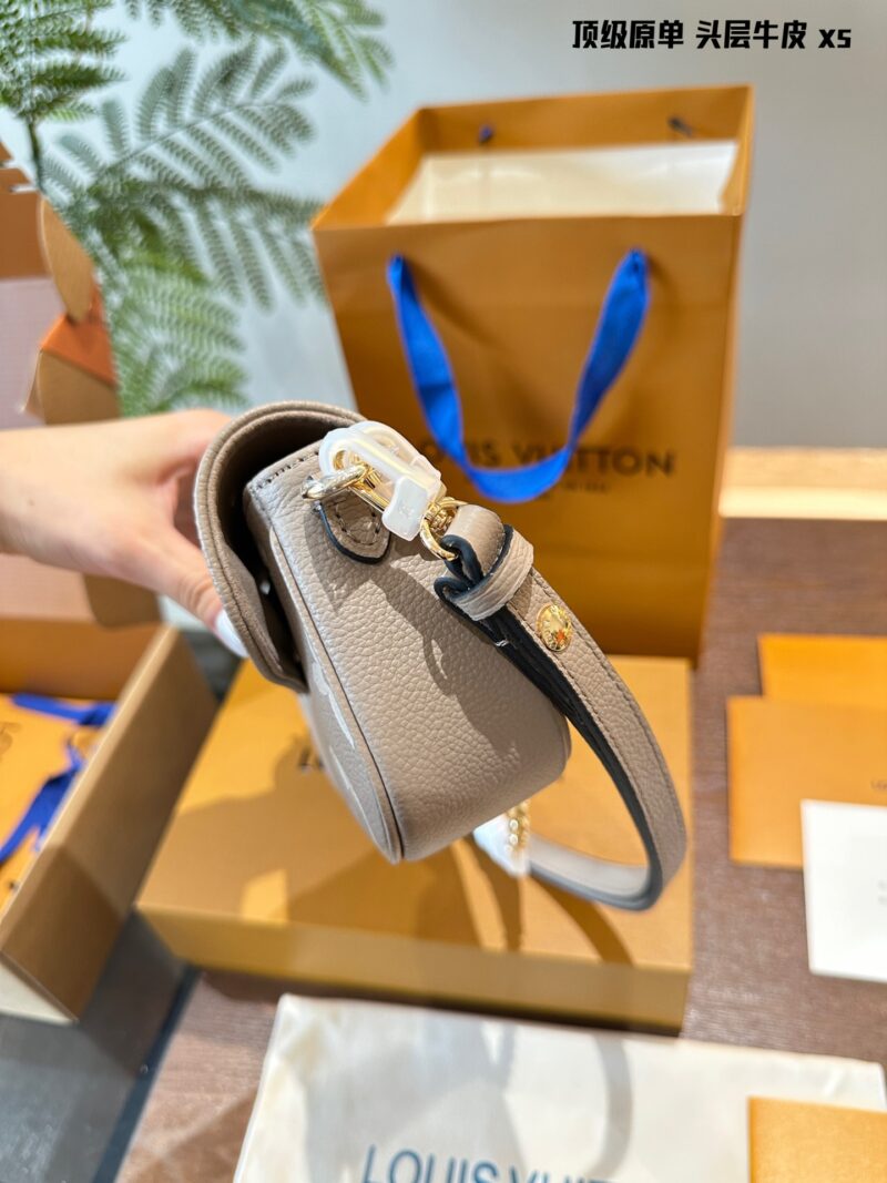 First layer cowhide original single p310
Cute bag shape yet full of elegant temperament folding box! Size 22.11
Lv Ivy Mahjong Bun
Cute bag shape yet full of elegant temperament combined with exquisite and fashionable chain underarm back
A crossbody ...
