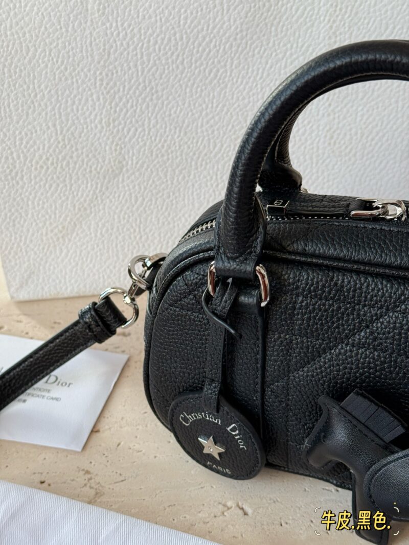 92e4664f77.jpg 300 box cowhide
size:20*12cm
D Home VIBE | Pillow Bag
Don't think I'm young, but I'm very good at pretending!
Summer25 new SIZE bowling bag, really looks great!