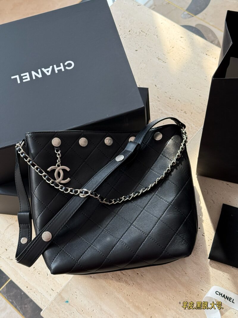 92ea350d13.jpg 310 290 sheepskin box
Size: 23 * 26cm (large)
19 * 21cm (small)
Xiaoxiangjia 25P black silver hobo water bucket wrapped tightly!
The shoulder straps are wide enough, they won't slip on the shoulders!
Length adjustment can also be done diagonally!
A r...