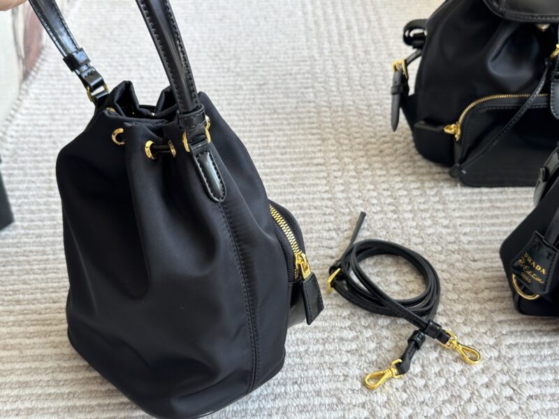 92eca8a4d5.jpg 175 sets of boxes
size:21 19cm
Prada Hobo Nylon Bucket
Seeing the physical object is truly perfect!
package ??
Designed to be super convenient and comfortable!