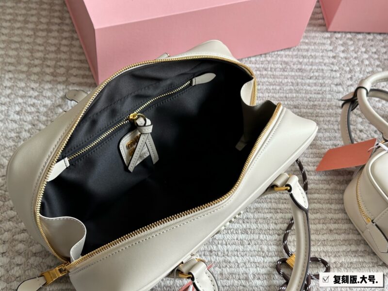 92ef73de94.jpg 260, 170 box sets
size:22*11cm
27*13cm
Miumiu bowling/briefcase/
The sweetness of the bag is just right!
It's hard not to love!
Can be carried by hand or slung diagonally
It's definitely not a small waste bag! Full capacity~~
The appearance is Prin...