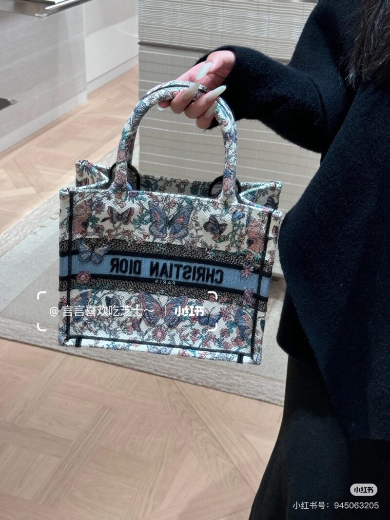Dior's new tote is so beautiful!
The red heart-shaped tote and blue butterfly are really beautiful to me
Dior is really good at making bags
It's beautiful, sisters
