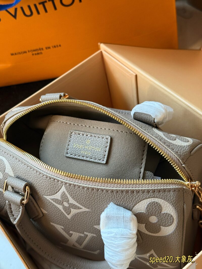 215 new model (with box)
size： 20*14cm
L Home Speedy 20
Let's feel the joy of Speedy together~
This size is just right!
Carrying a small bag, I really love it, love it~
Search: Lv nano