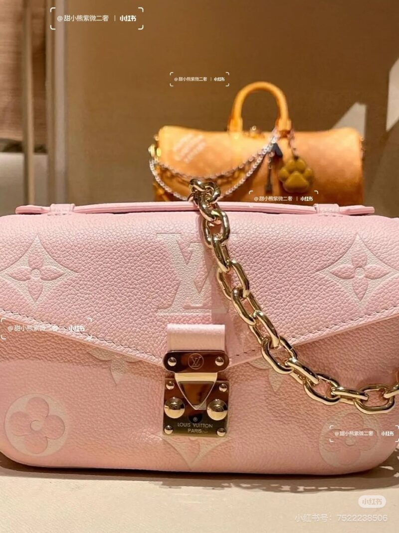 931142051a.jpg LV knows how to control women's hearts so well that pink is a must-have