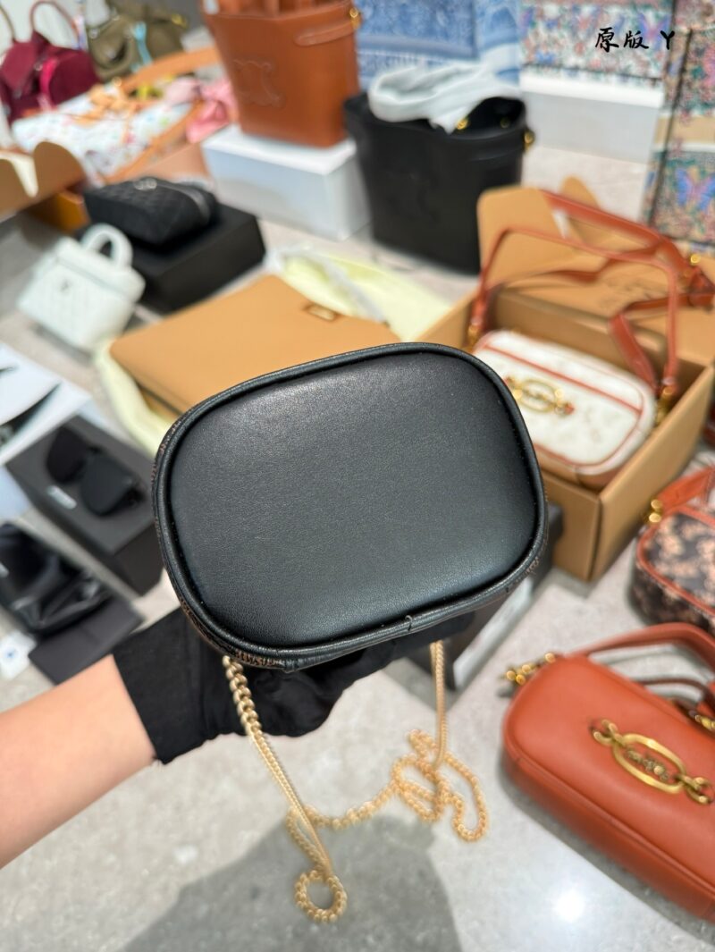 Actual delivery photo p245
Coach Coach's March New Product Ava Mini Waste Bag
#Coach has once again released a cute super small waste bag~Super O box bag, small body, big fashion, carrying attitude, carrying fashion.
Although the capacity is small, t...