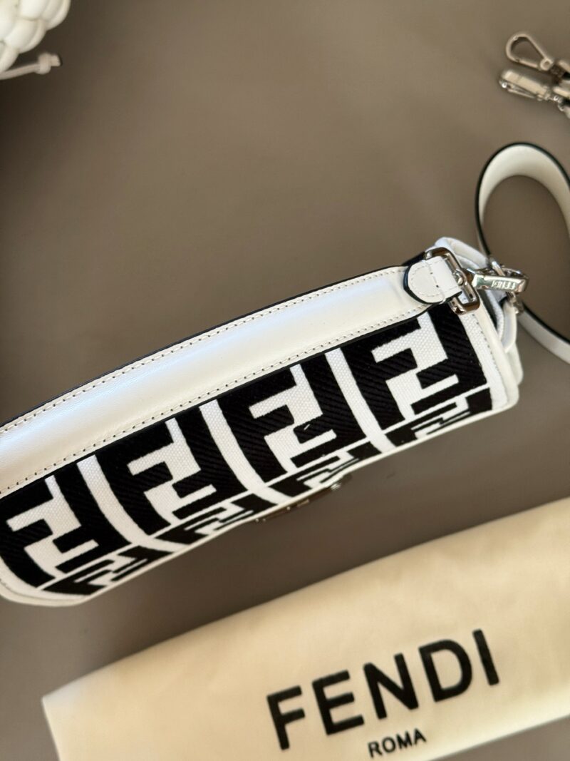 931940f1bb.jpg 235 box
Size: 26 * 16cm (large)
Fendi (F Home) French Stick Bag
You can carry it by hand! You can cross over!
But such a cute and special bag is rare to see