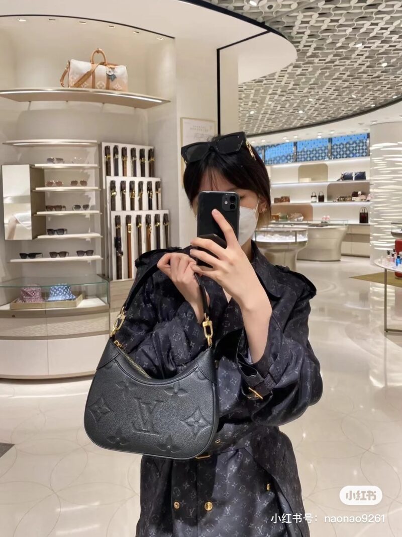 Here's the limit two again. Choose Lv bagatelle armpit bag, Lv bagatelle black and elephant gray
Both colors are absolutely beautiful, it's hard to choose who to like better. The two shoulder straps under the armpits are amazing, and even a crossbody...