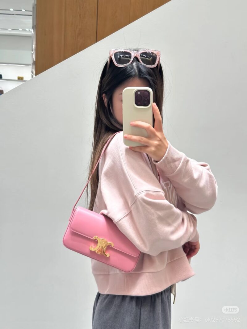 931a2880e0.jpg Celine, who carries the armpit bag and who looks good