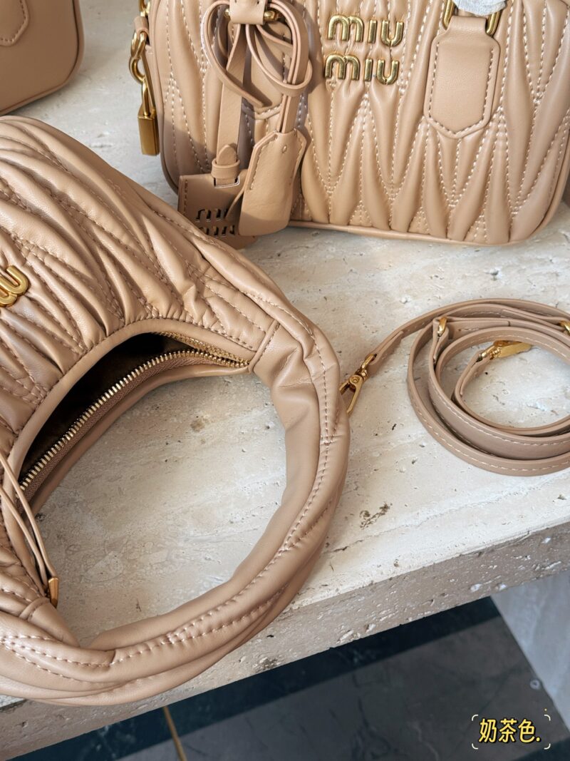 93258998d1.jpg 210 box
size:22*11cm
MiuMiu girl who can be cool and cute
Miumiu wander bag
Easy to match, can handle any style
The material is very soft
The capacity is also very good
Retro and playful hobo bag shape
It's a bag that I've been taking out almost ev...