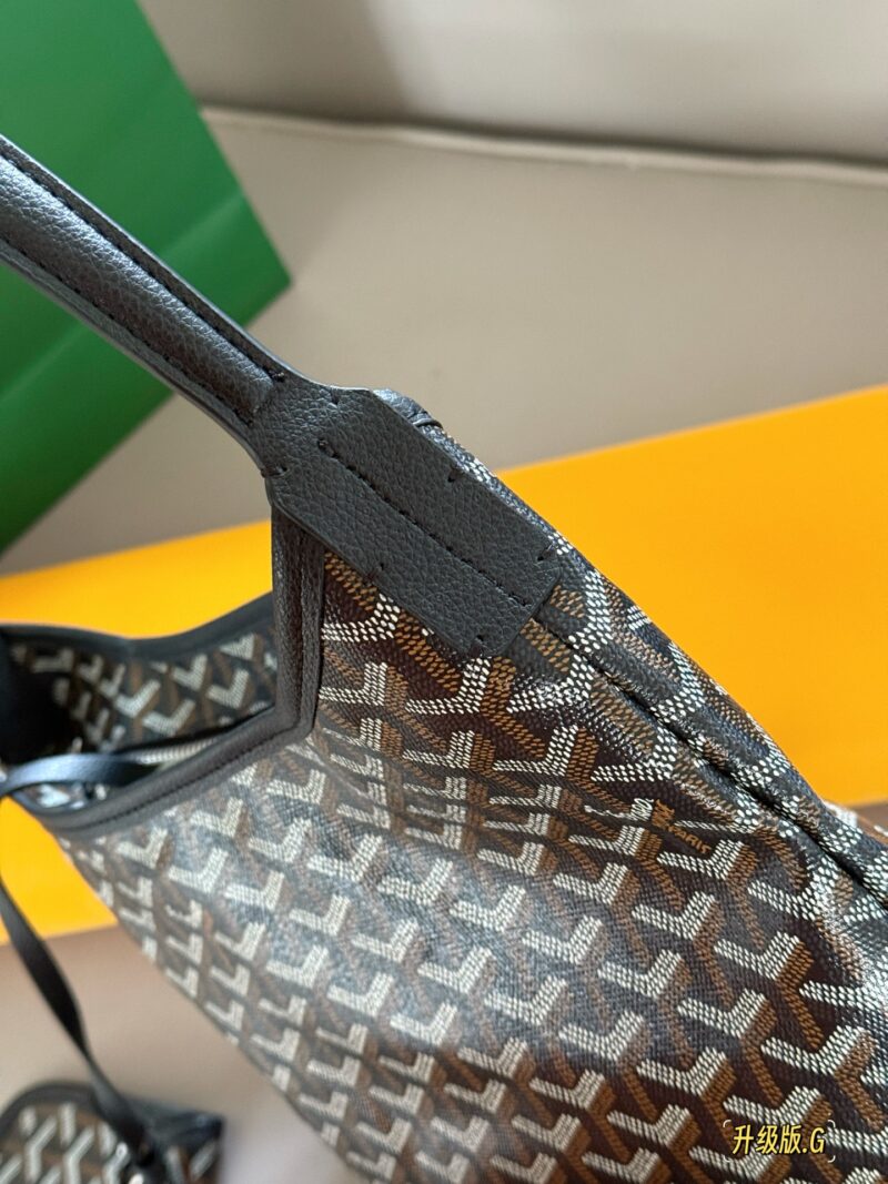 932e9eeb88.jpg 205 unboxed upgraded version
size:32*25cm
Goya's New Hobo Underarm Bag/
Summer dopamine! There are many colors!
Leather/leather/workmanship have all been upgraded!
From beginning to end, everything was booked by customers!
Hobo is perfect for commu...