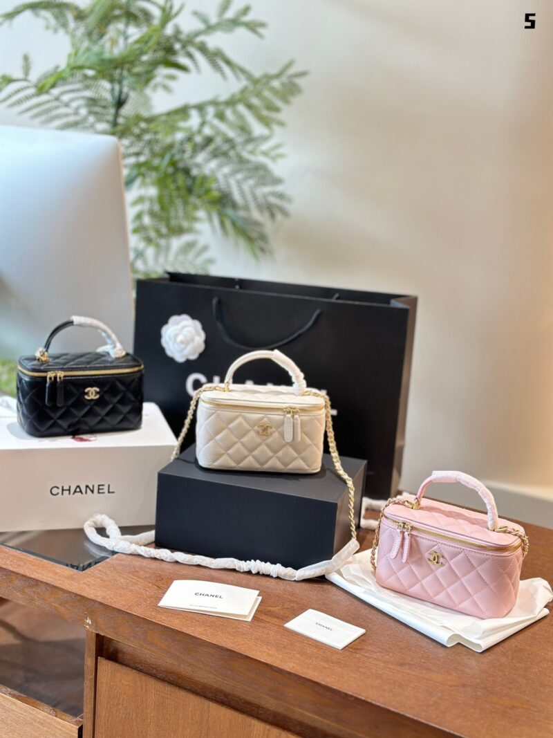 Chanel P225
Chanel shiny gold standard diamond patterned sheepskin handle long box bag, hand-held single shoulder crossbody bag without mirror, 31 open
Brand new with ID card/dust bag as the preferred gift in foldable box packaging