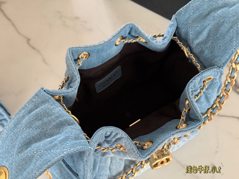 9334d466a7.jpg 315 335 cowhide box
Size: 26 * 21cm (small)
31 * 26cm (large)
Xiaoxiang Home 25C Hobo Hippie Underarm Bag
Cool and stylish bucket design, very retro
The adjustable drawstring design of the bag is very practical, with two small pockets on the side tha...