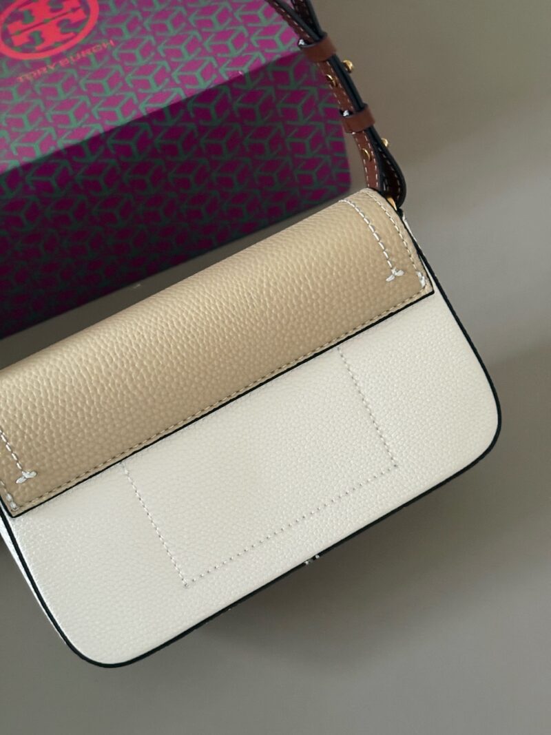 220 boxes
size：21*13cm
TORY BURCH Mahjong Bun is your favorite on the street!
Sisters, mahjong bags are available all year round
Paired with 2 shoulder straps,
Can be carried by hand under the armpit or slung diagonally
Exquisite and compact